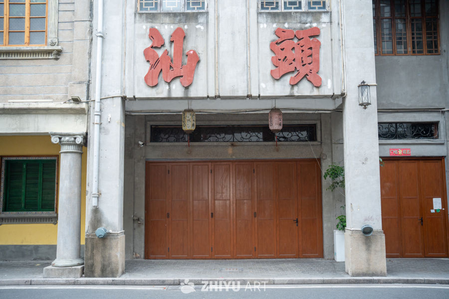 汕头老街的木门与红灯笼