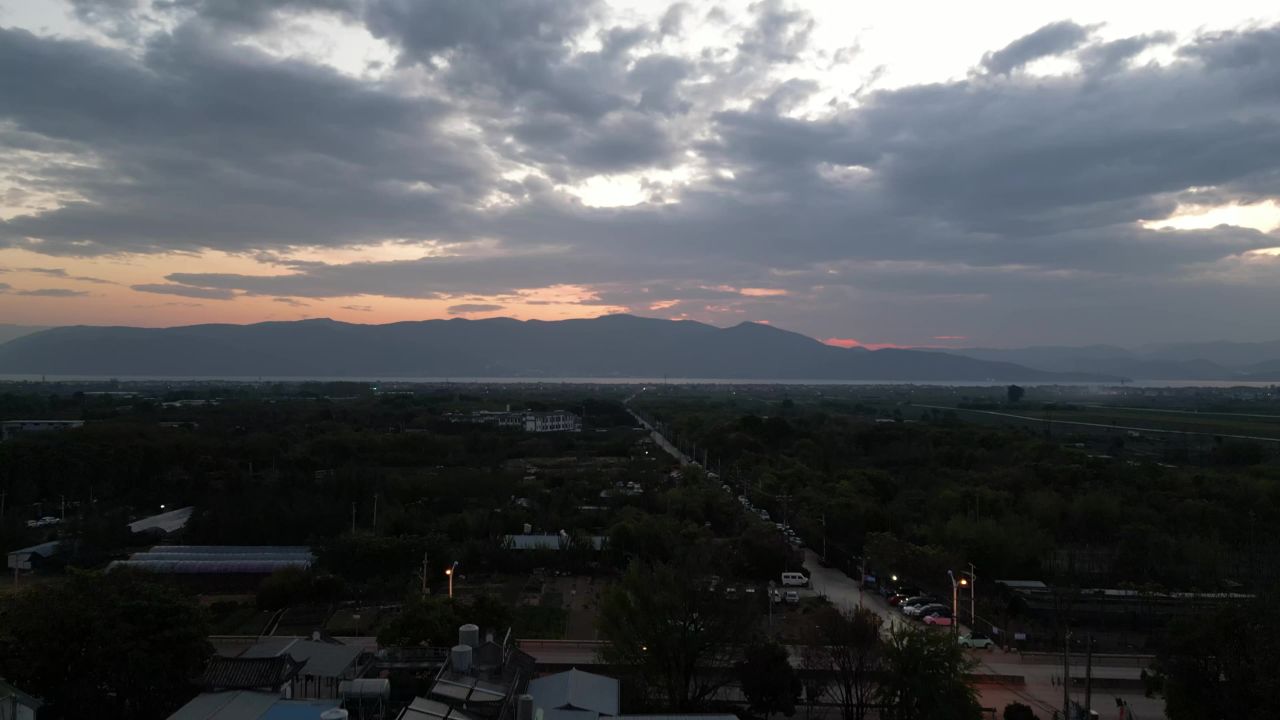 航拍云南大理洱海日出彩霞