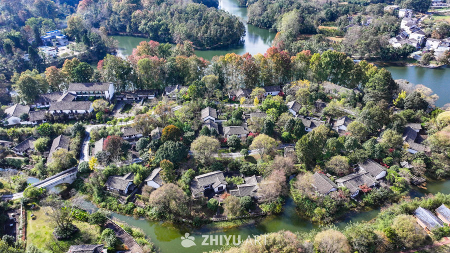 航拍水边枫叶美景  初冬枫叶似火 15