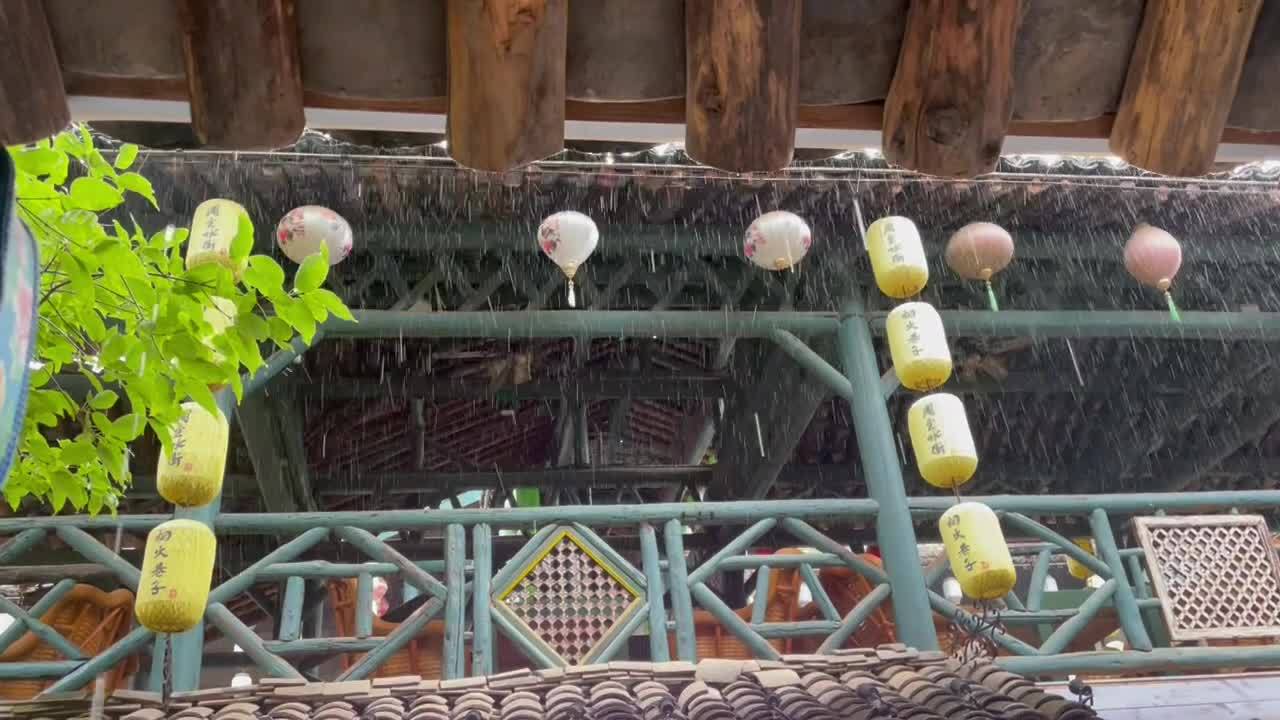 周至水街烟火巷子雨天垂帘