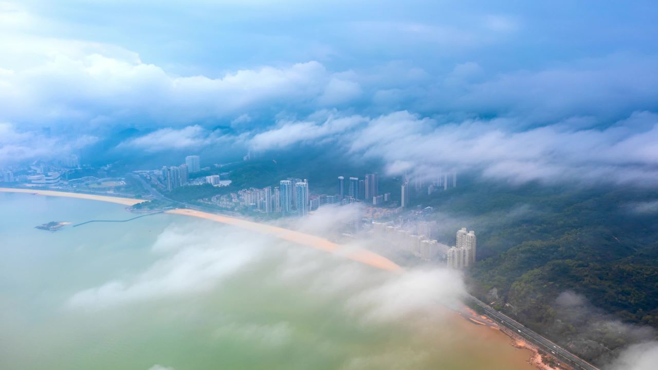 云雾笼罩下的海滨城市俯瞰珠海