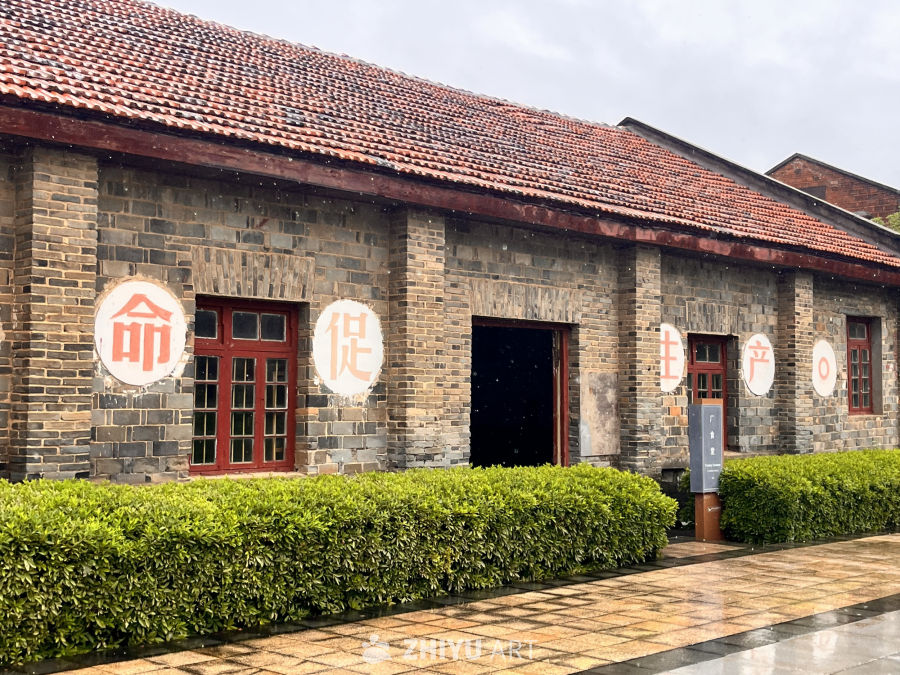 雨中古建筑与汉字标识