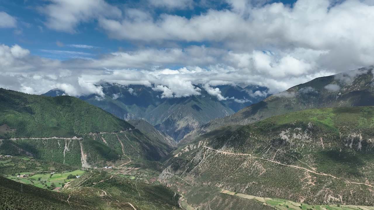 壮丽山脉与蜿蜒道路的自然风光