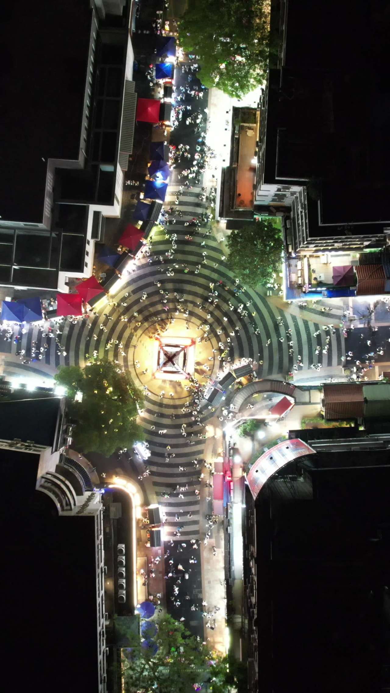 夜间繁华的圆形广场