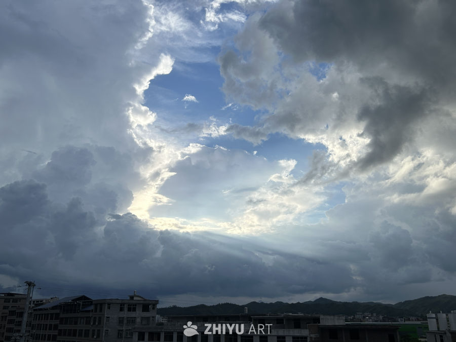 阳光穿透云层的宁静时刻