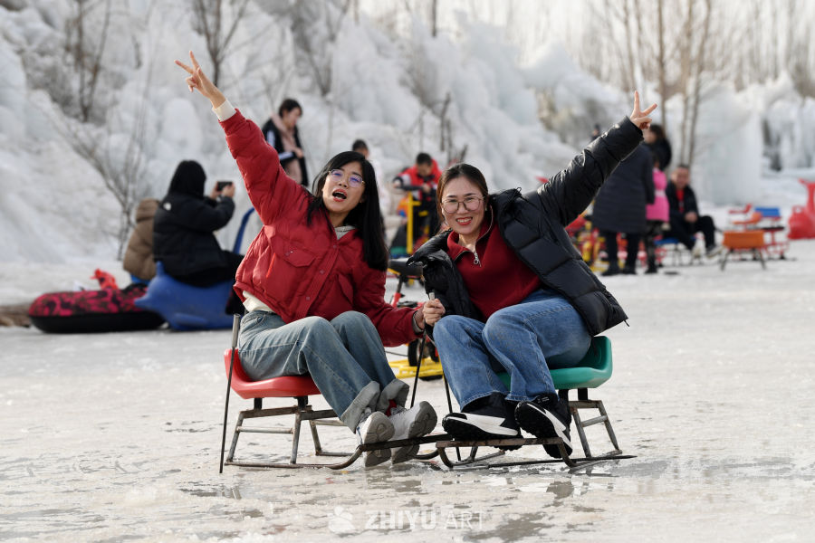 冬日雪地欢乐时光