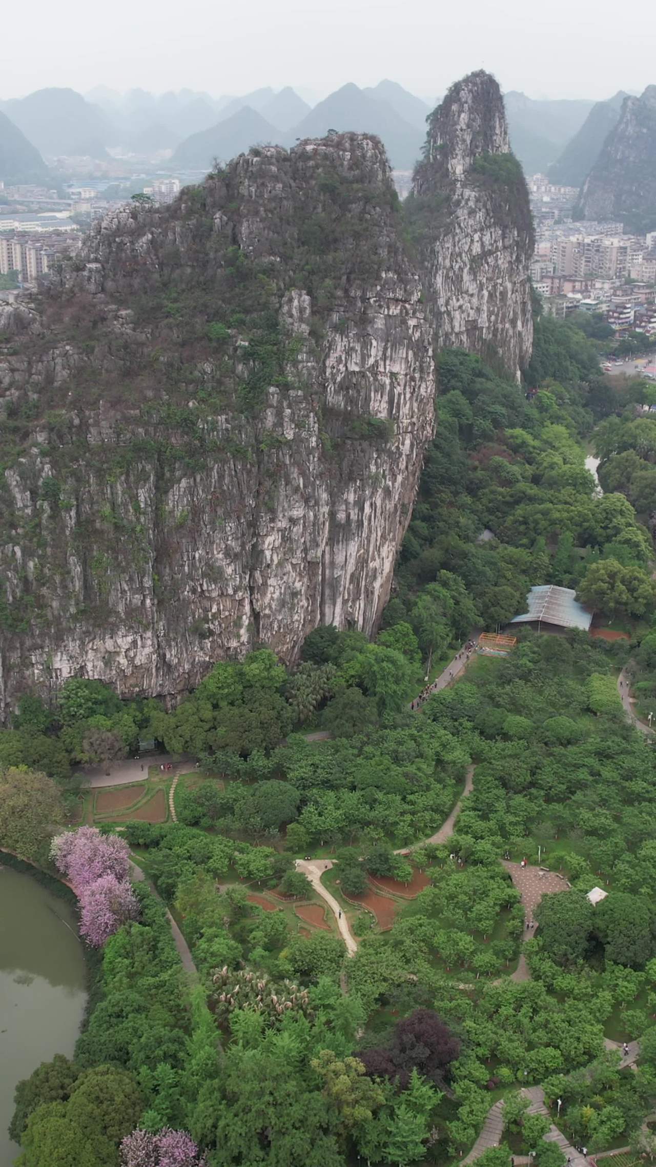 喀斯特山峰与绿意盎然的自然景观