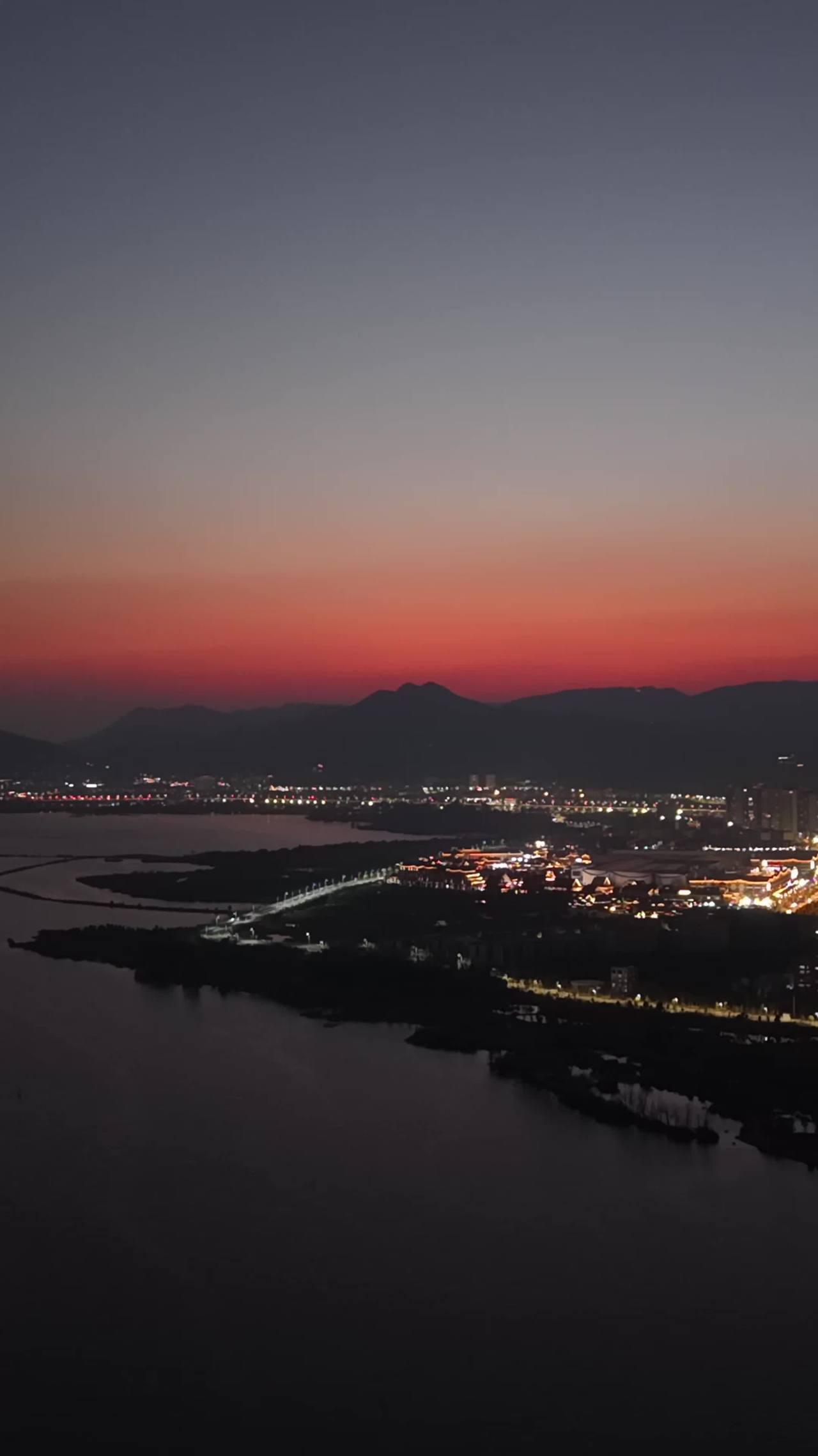 湖畔城市的日落静谧