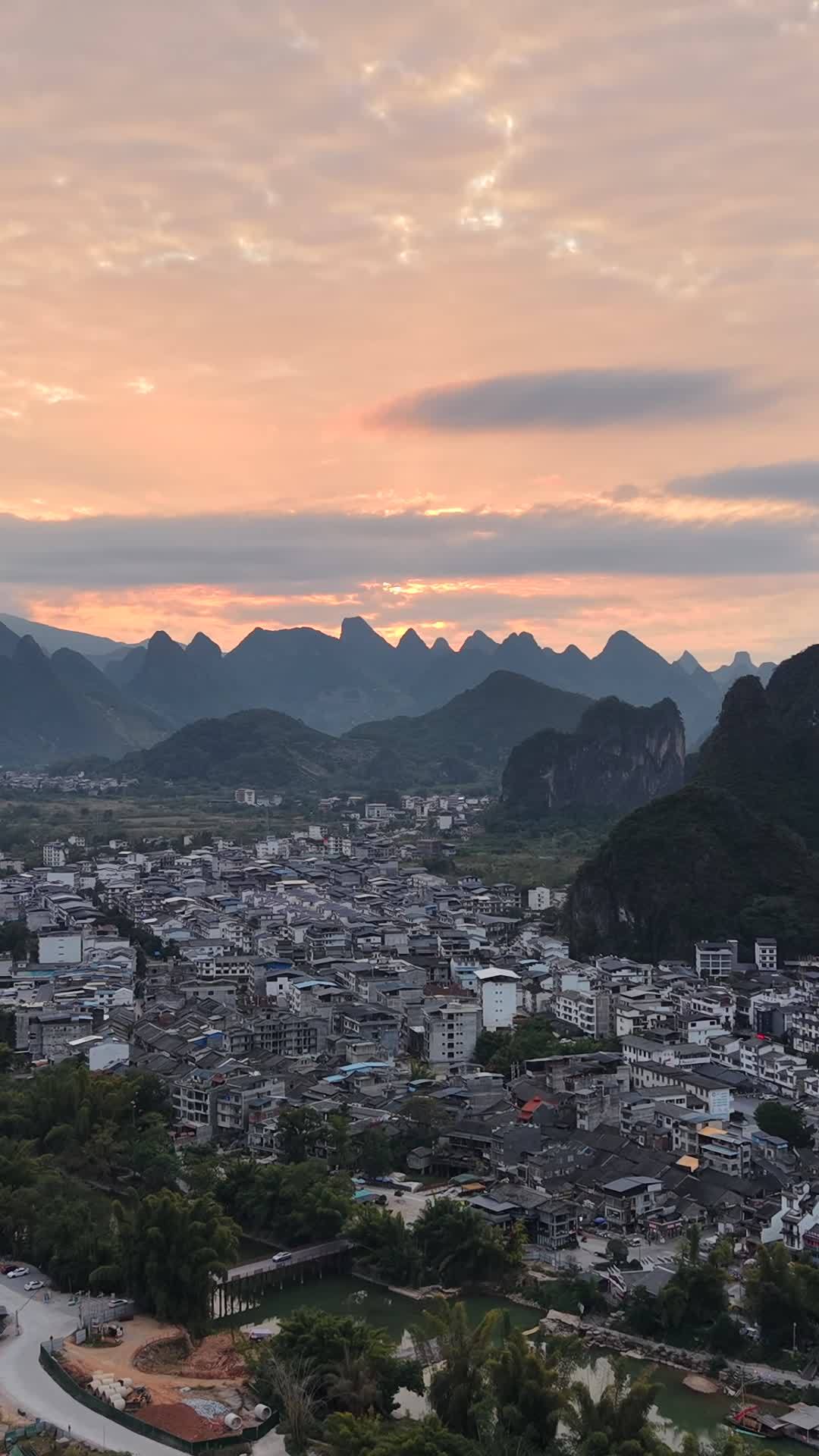 日落下的山水小镇