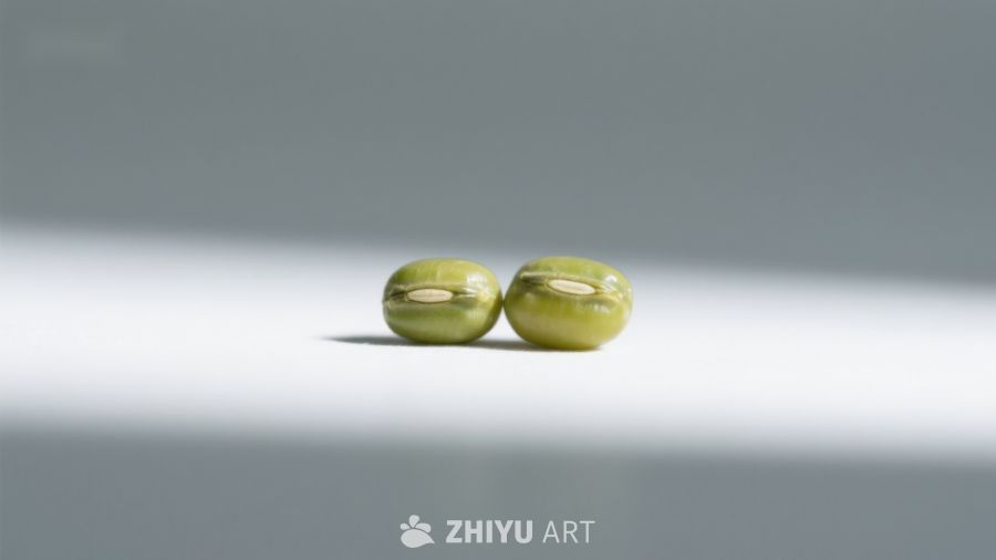 两颗绿色豆子静置于白色背景