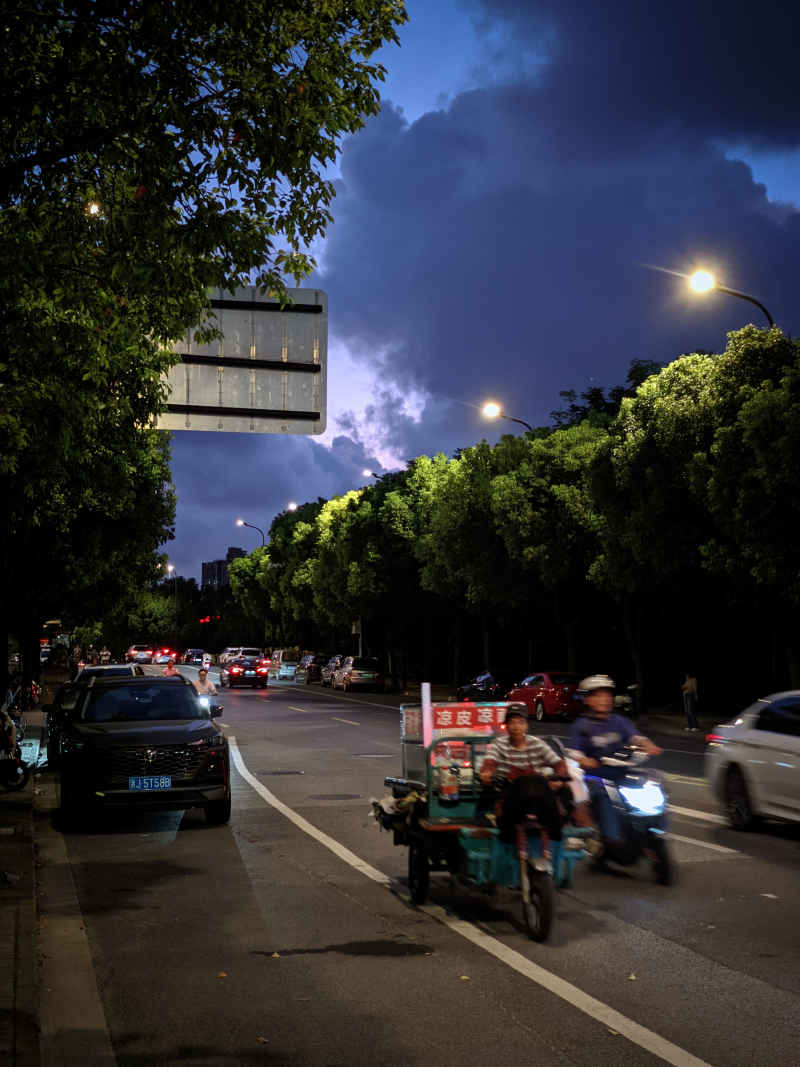 夜色下的路人