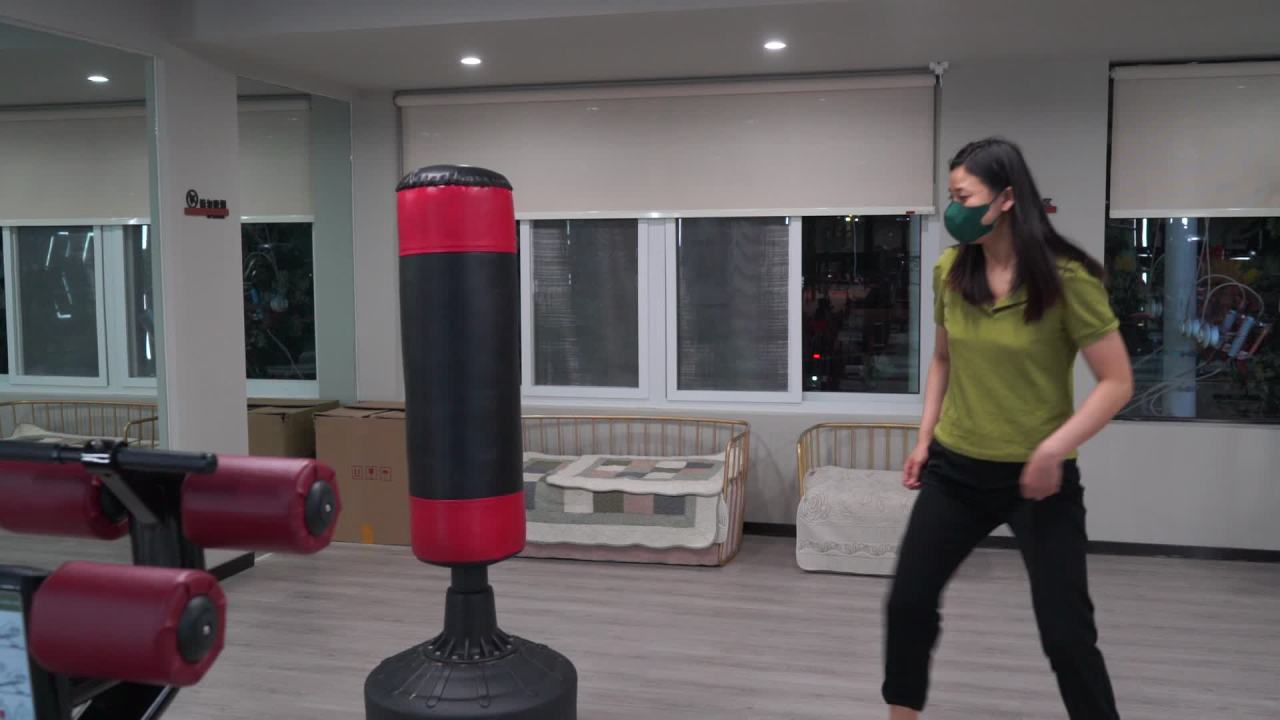 女性在健身房练习踢拳