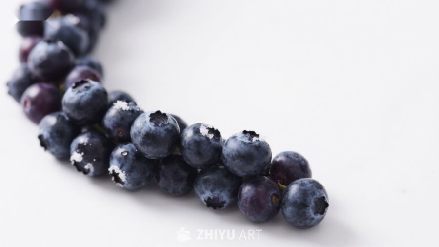 新鲜蓝莓排列成行