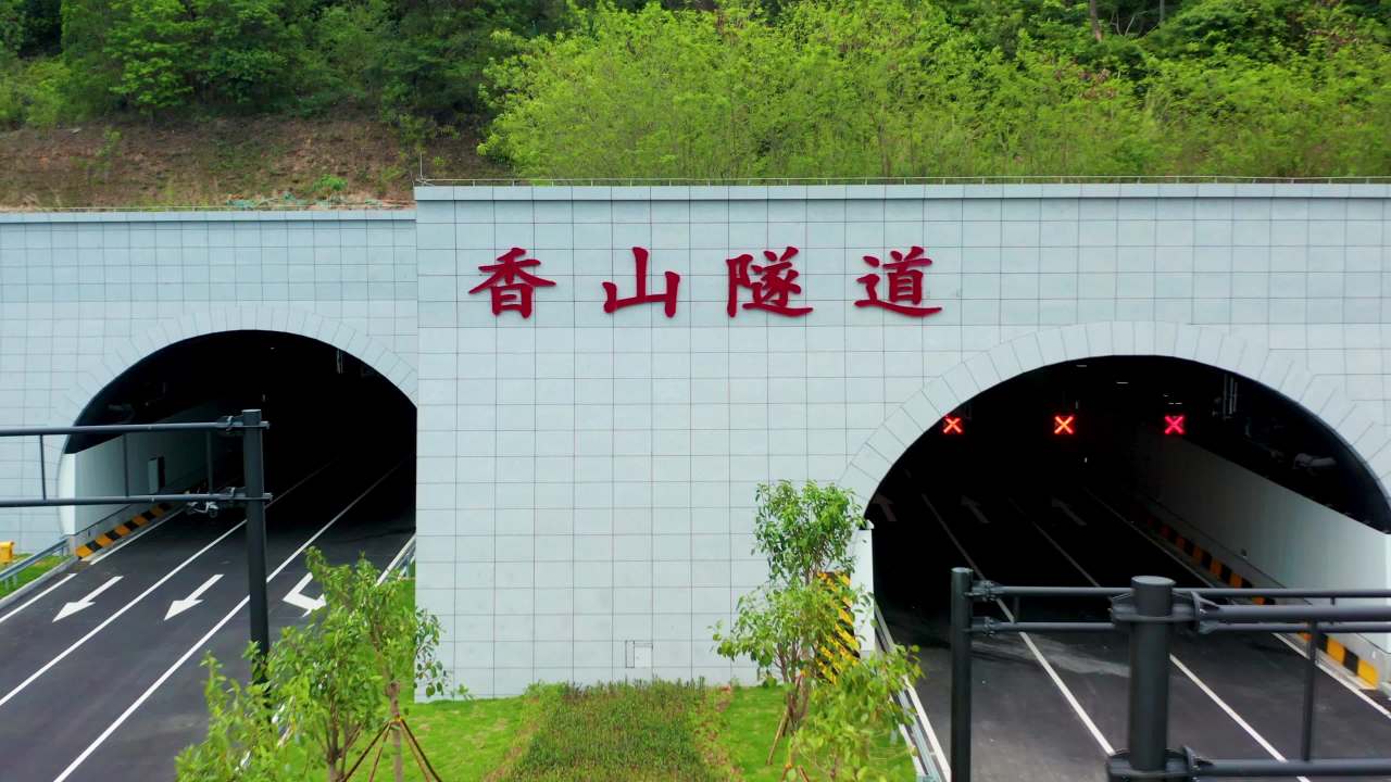  珠海香山隧道入口公路景象