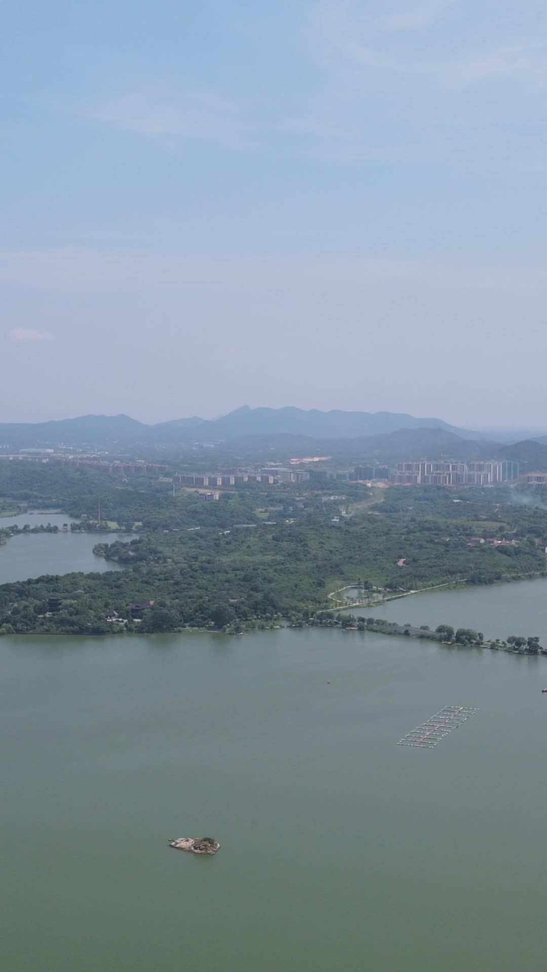 湖畔城市的静谧风光