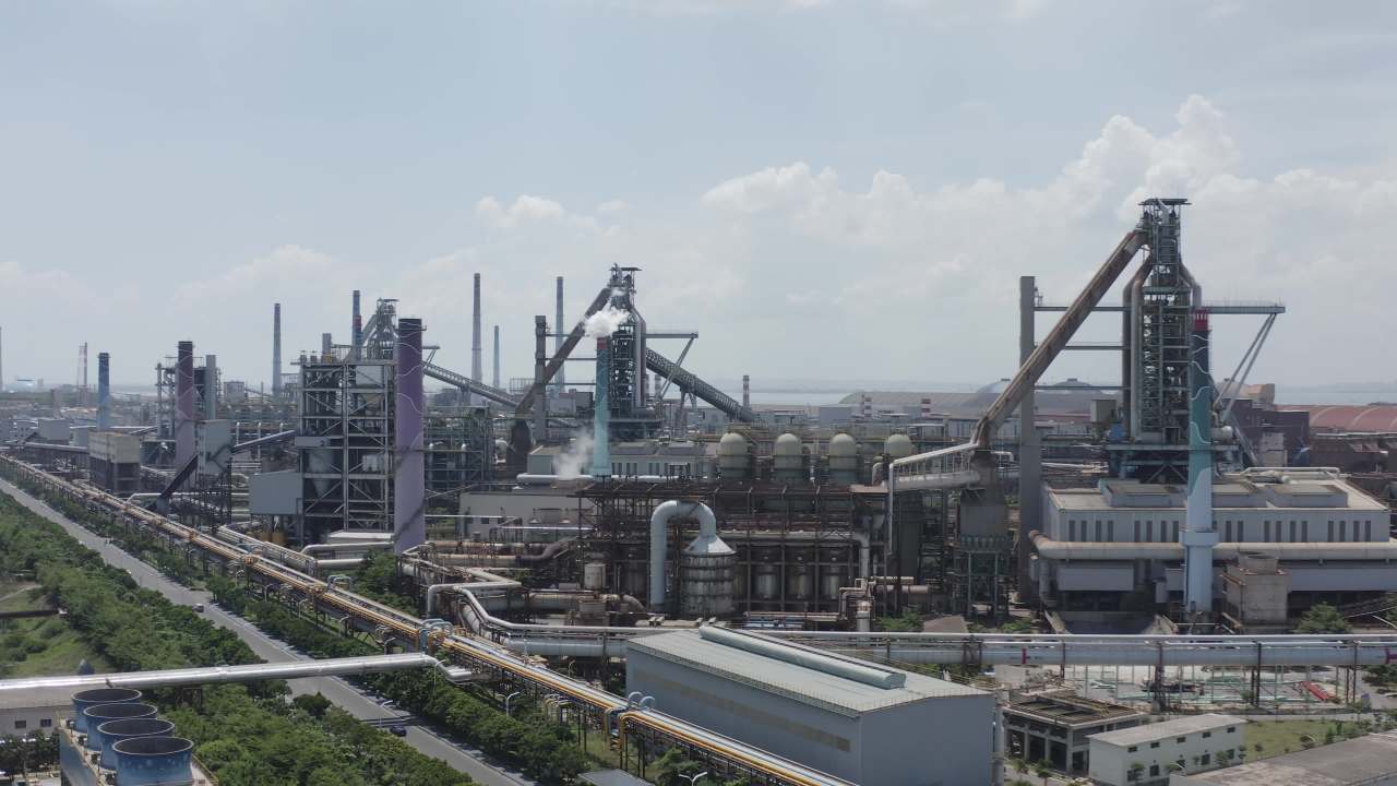 航拍化工厂全景