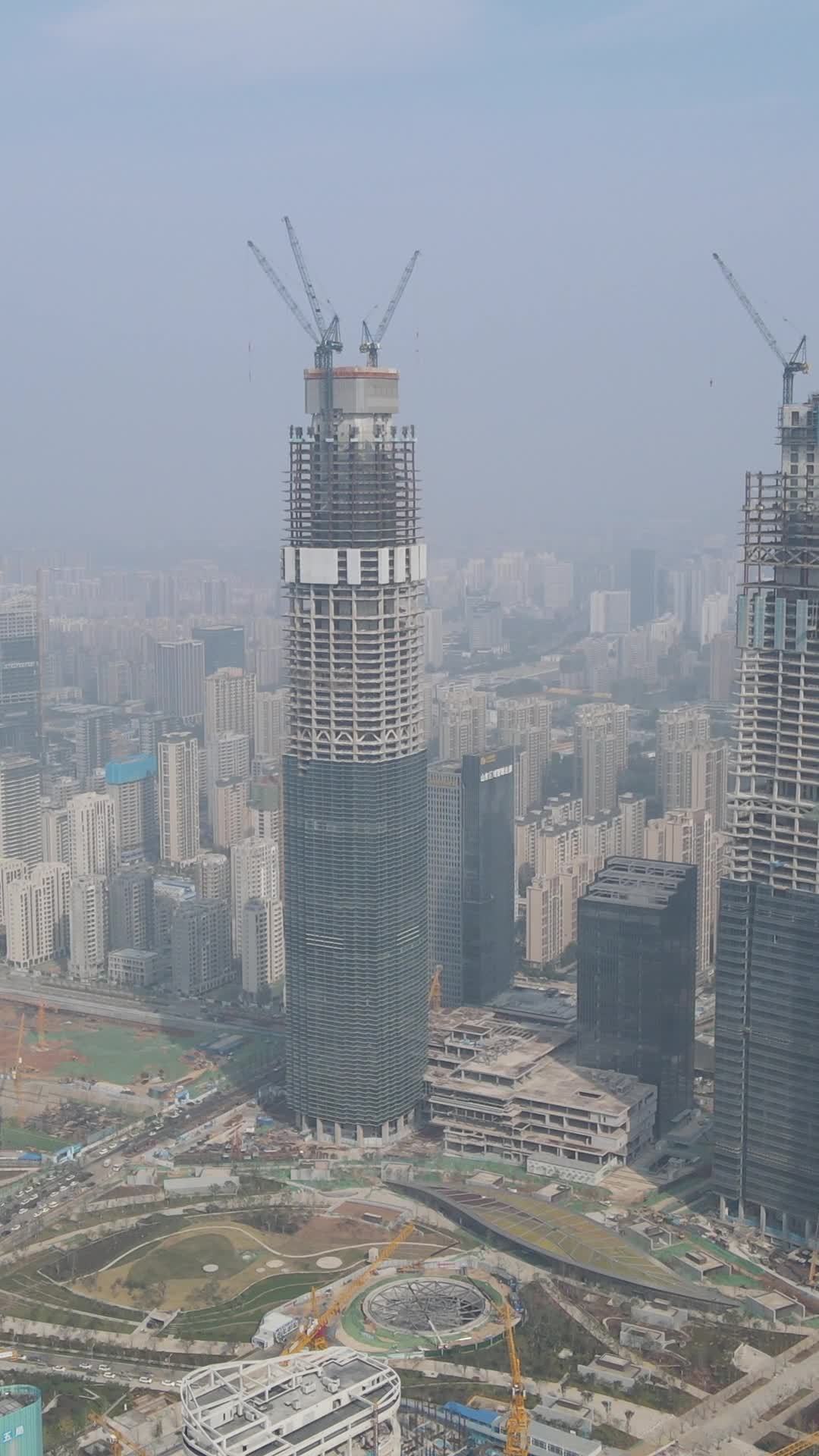 都市建设中的摩天大楼