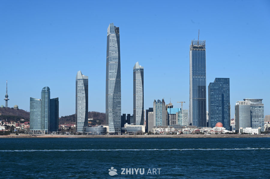 晴好蓝天青岛海上看海边的都市摩天大楼群 5