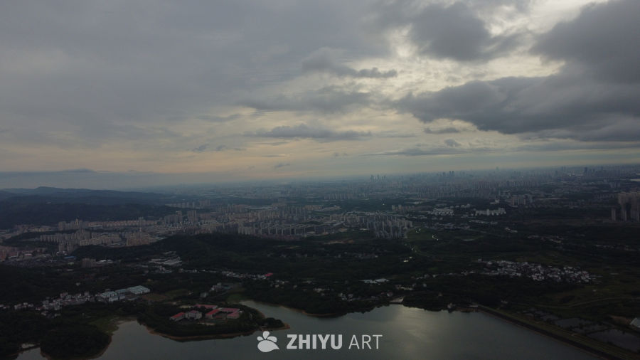 城市湖畔的黄昏景色