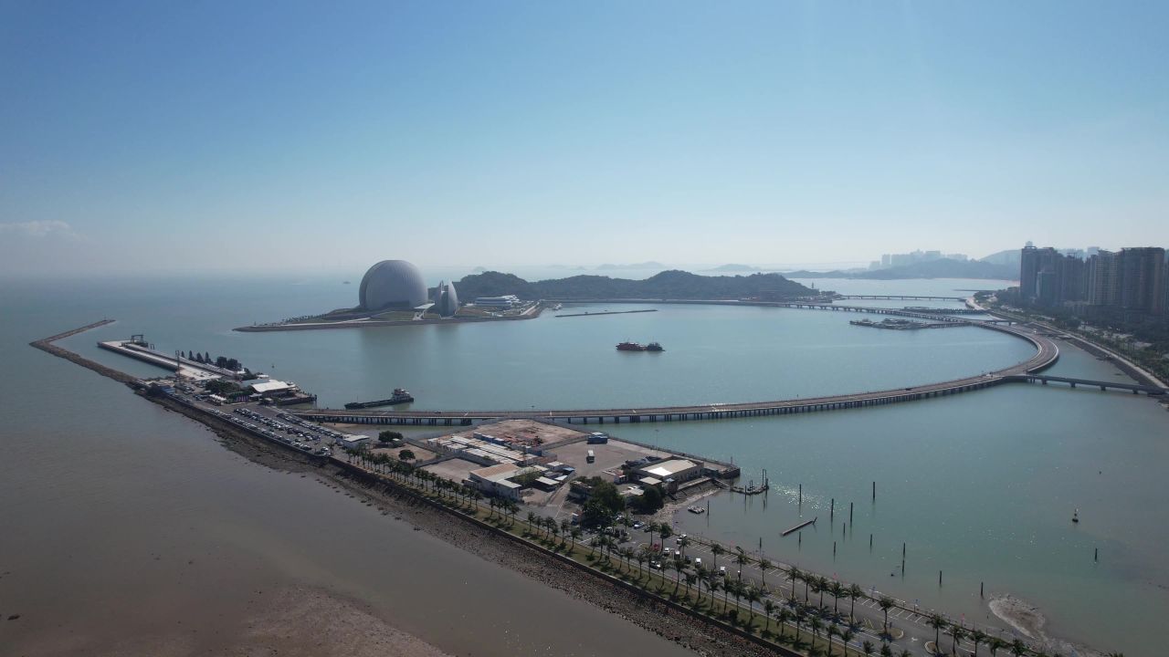 广东珠海日月贝大剧院地标建筑航拍 