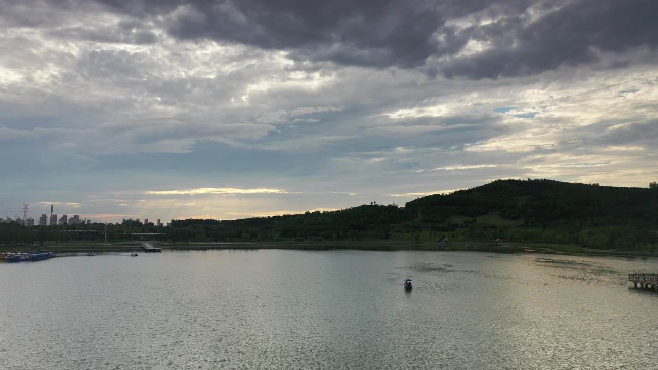 湖畔黄昏静谧景