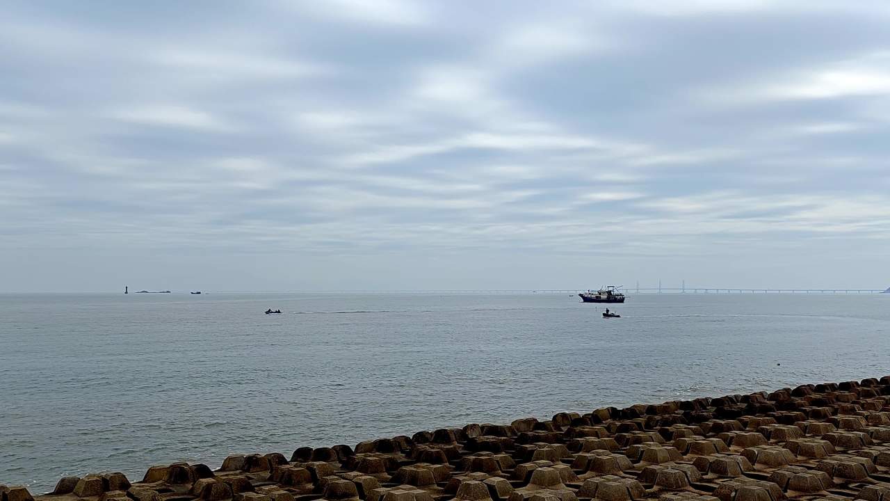 远处港珠澳大桥海边延时拍摄自然风光 