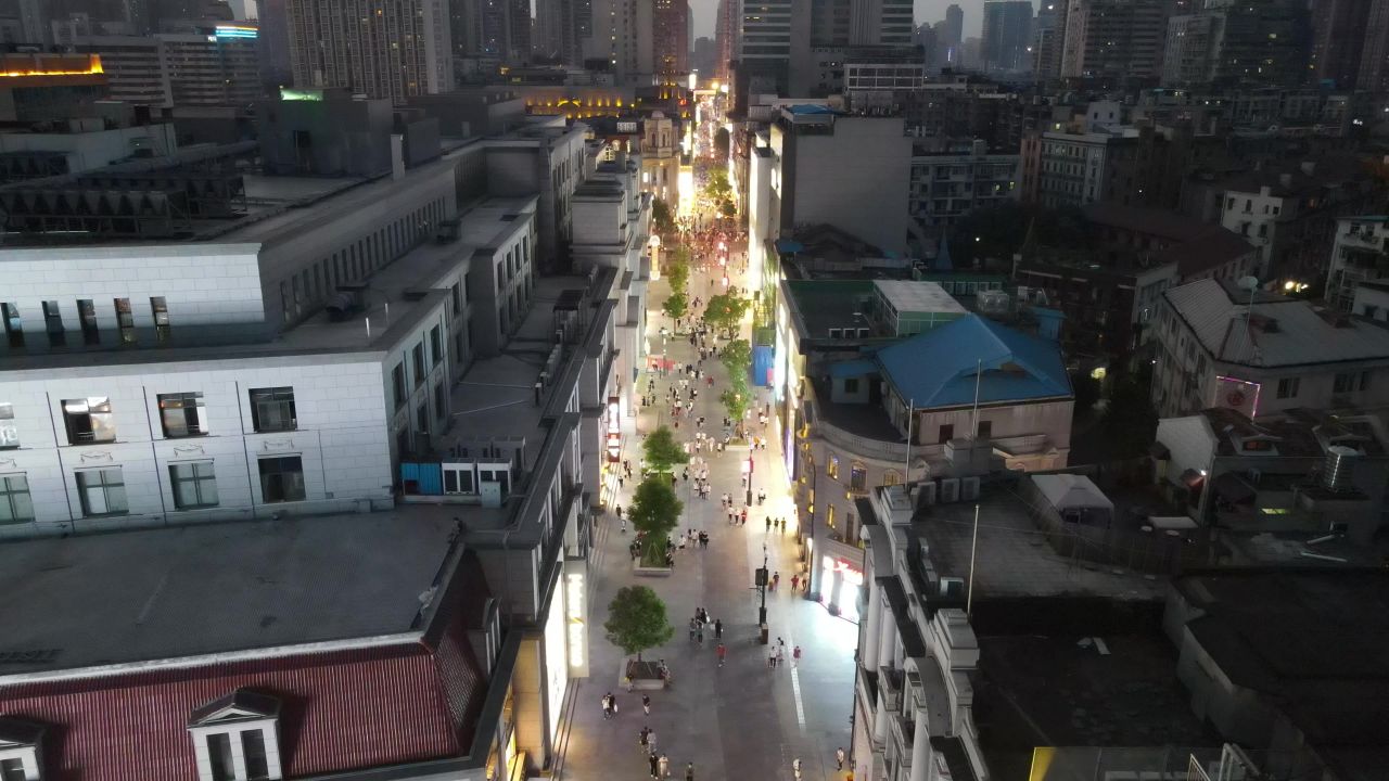 湖北武汉江汉路步行街夜景人流