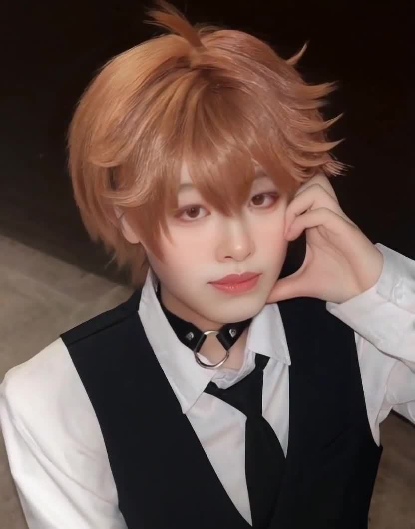 棕发少年cosplay西装眨眼托腮