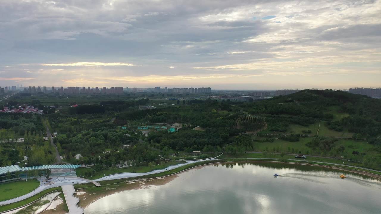 湖畔山丘的日落景色