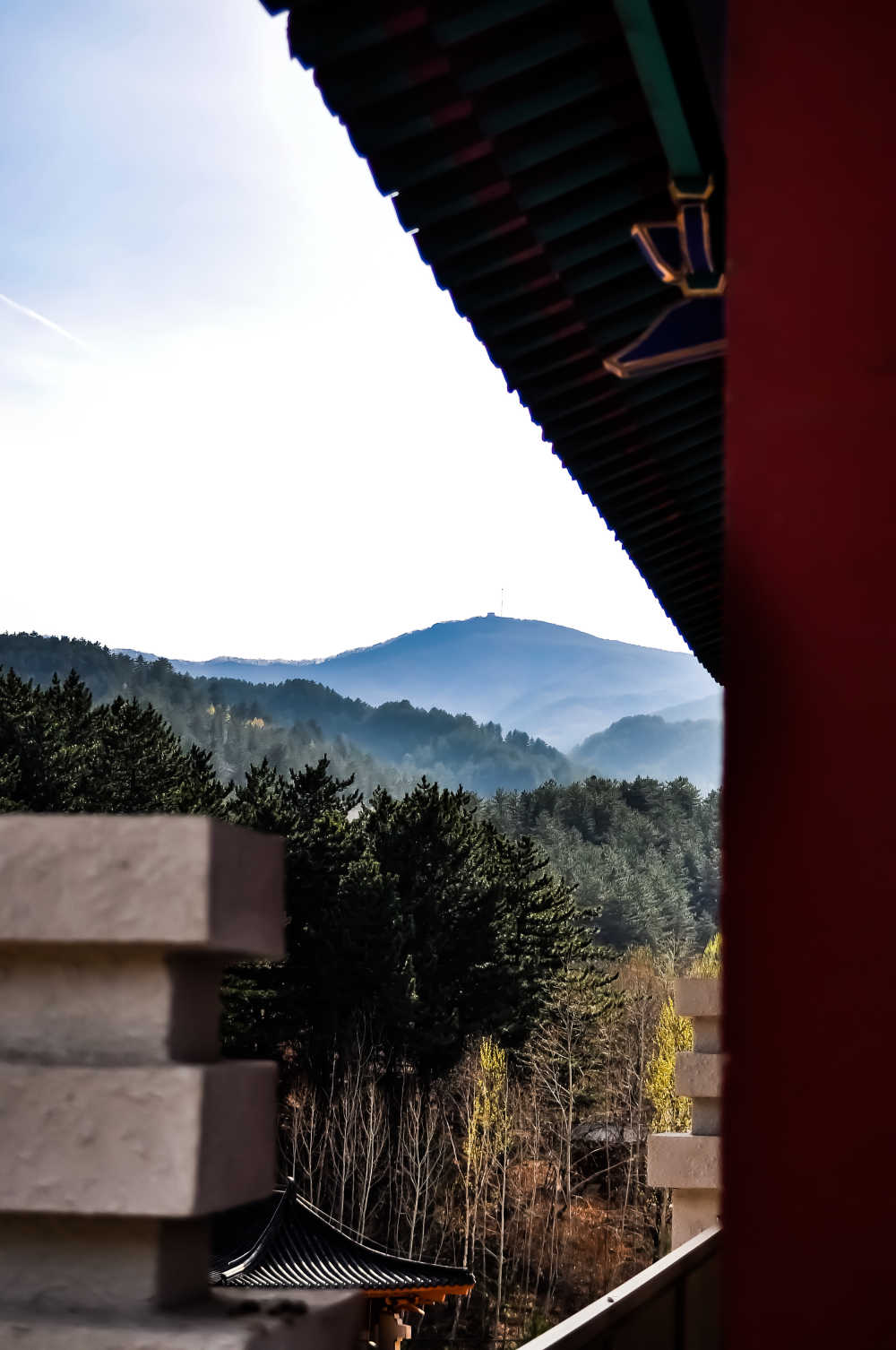 古建筑与山