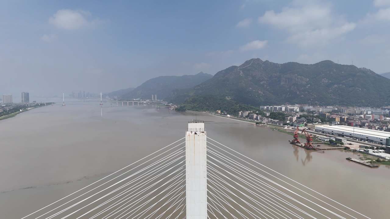 江畔悬索桥与山城风光