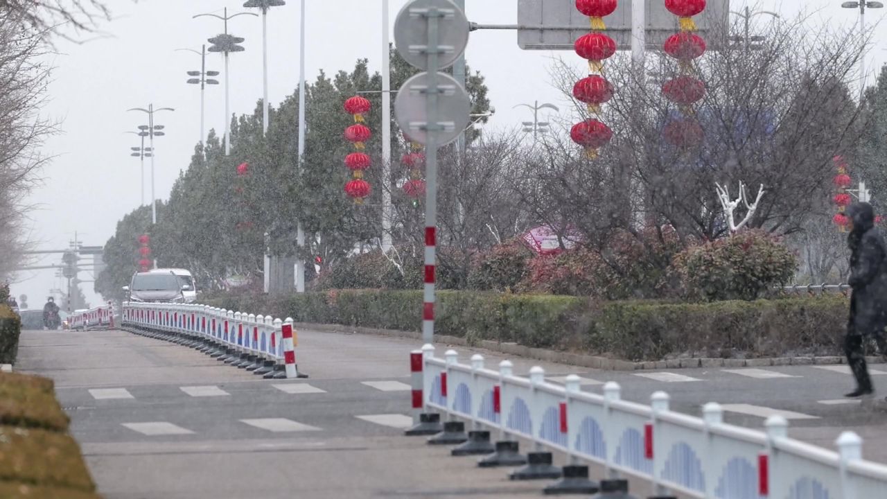 雪中行人 雪中环卫