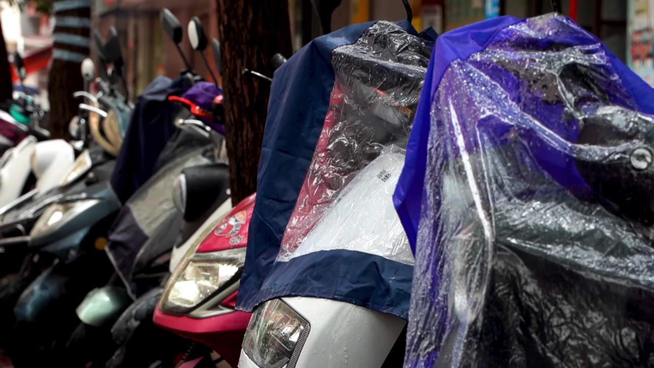 雨中停放的摩托车