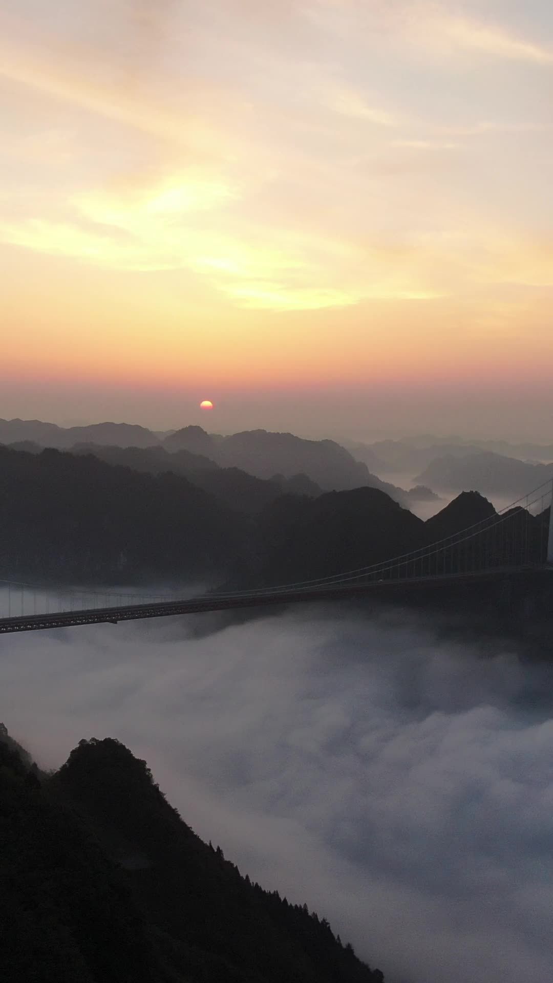 日出云海山间桥