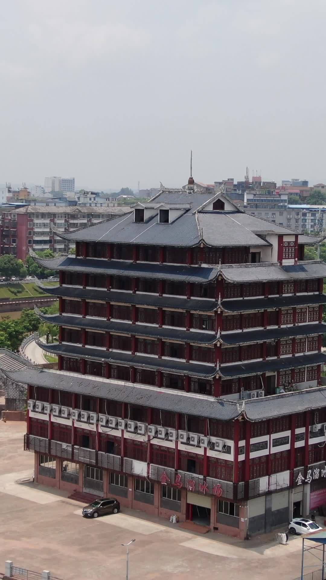 传统与现代交织的多层建筑