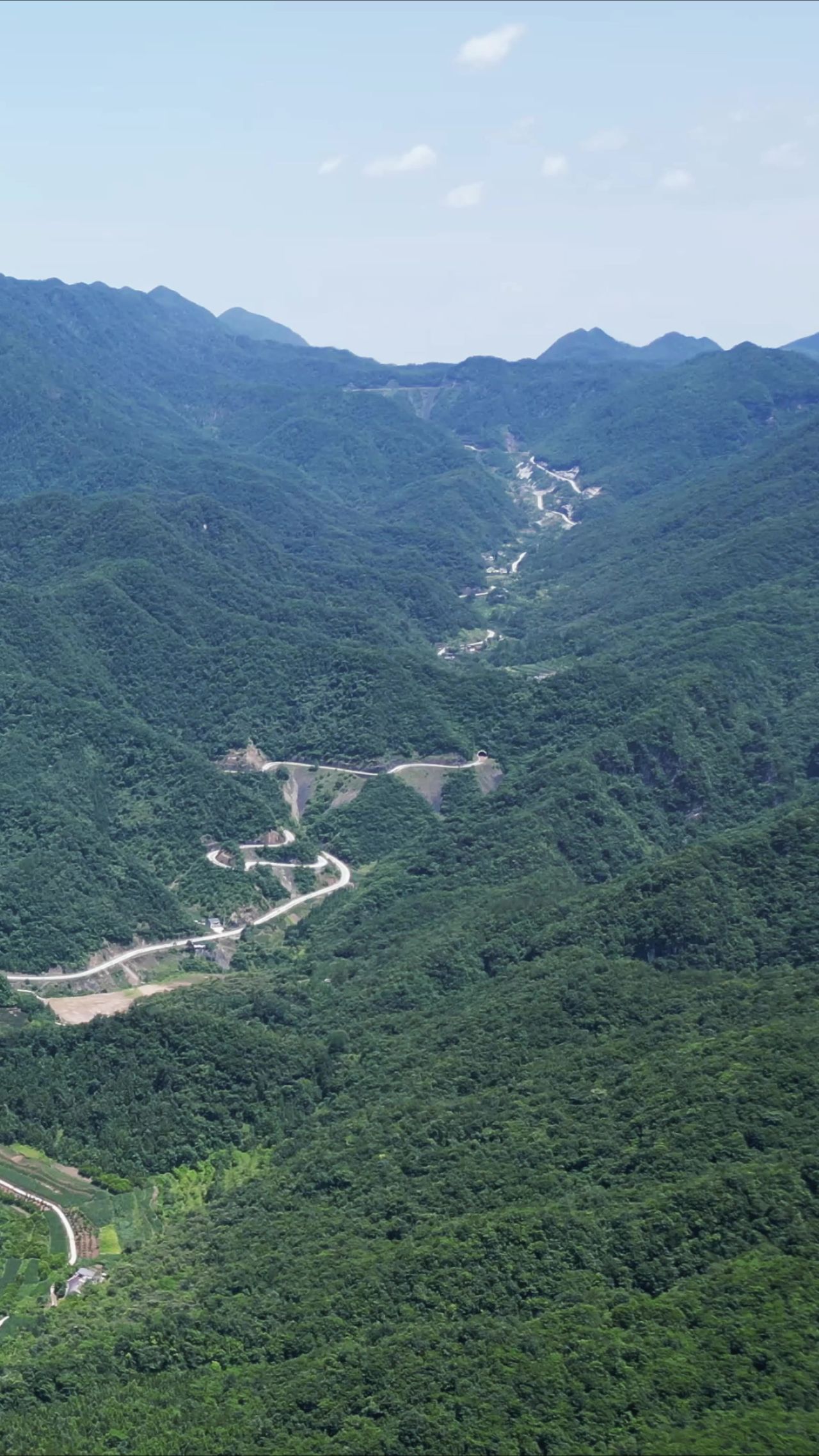 航拍巍峨大山森林山谷自然风景