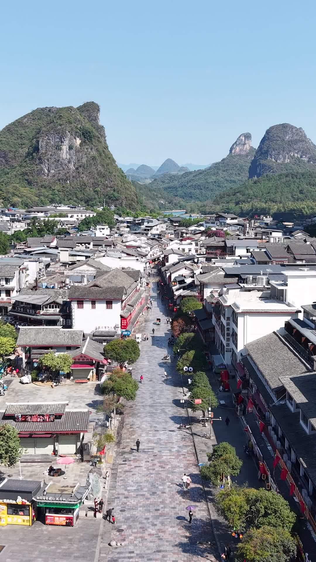 古镇山川映衬下的宁静时光