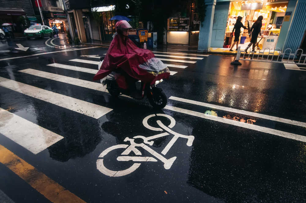 街头雨中倒影