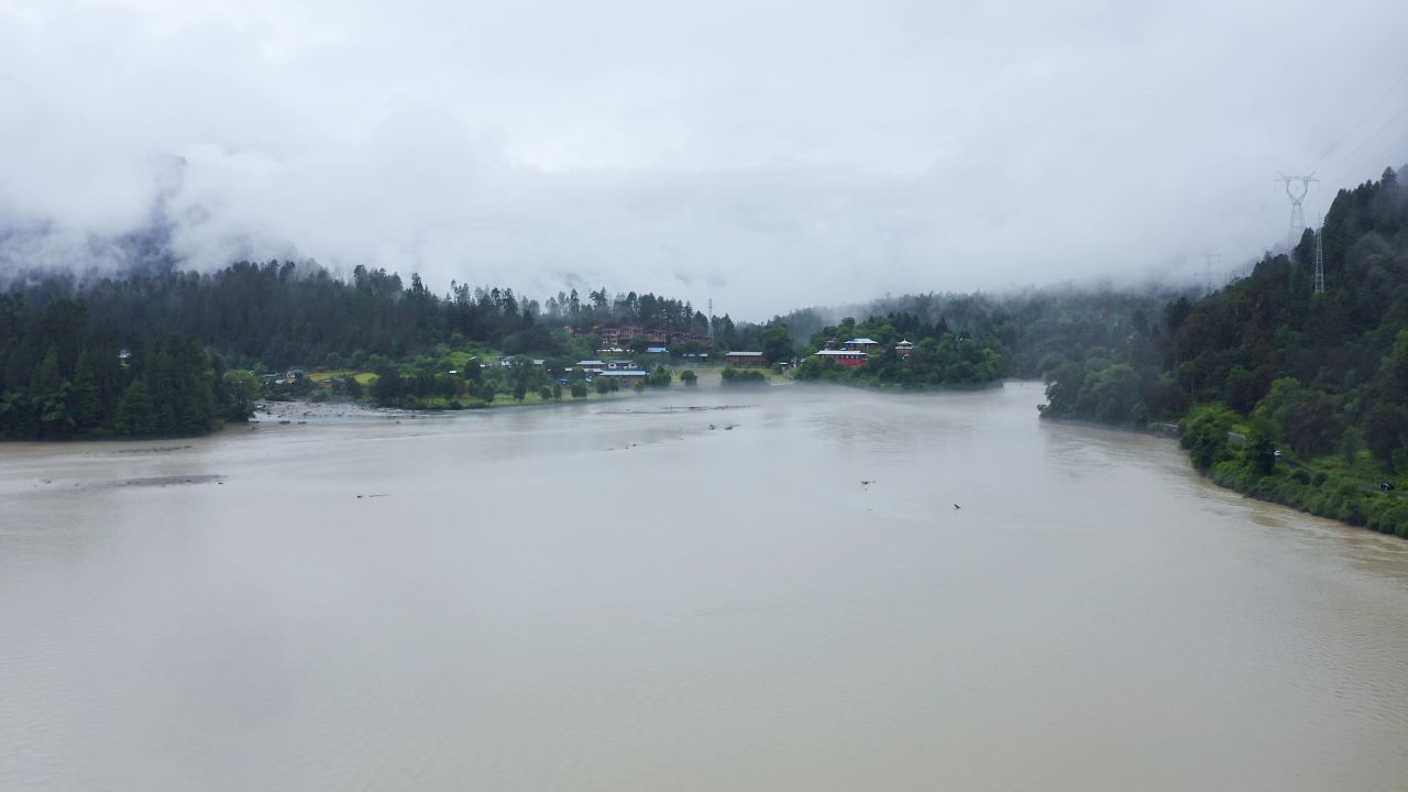 航拍雨雾天的波密岗云杉林风景