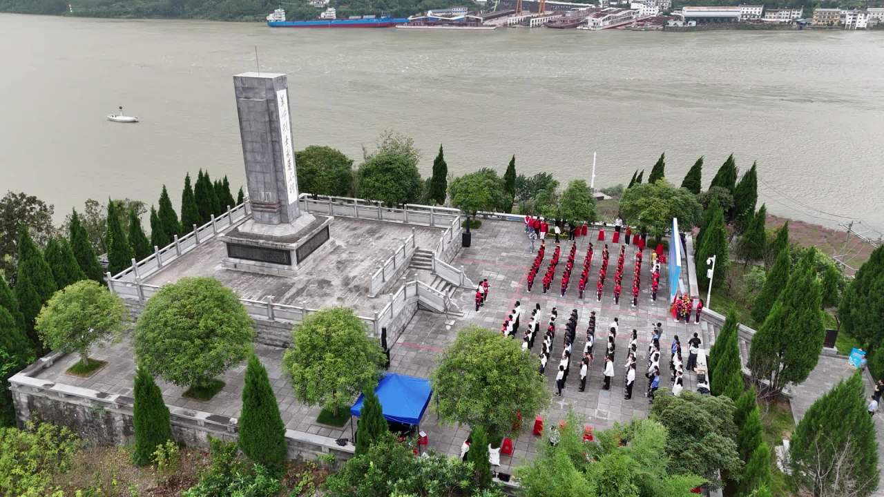 航拍纪念碑集会场景