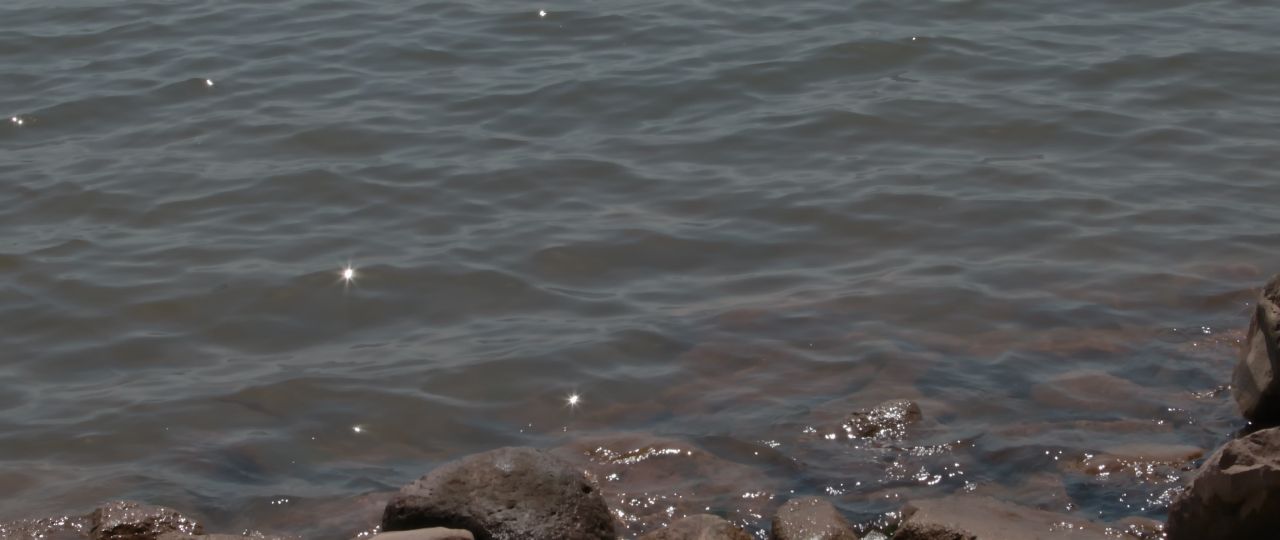 水面波光粼粼