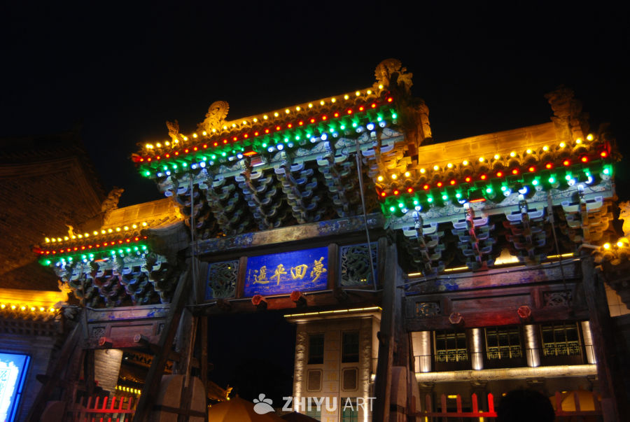 夜色中的古建筑牌坊