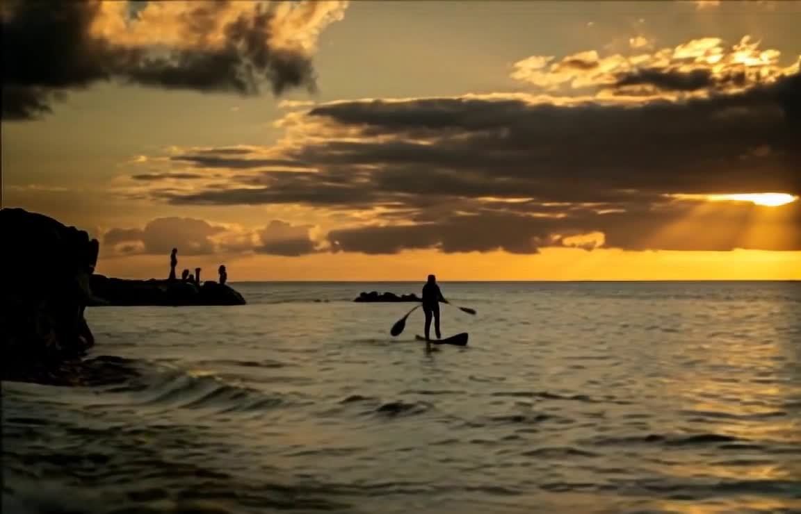 落日海面冲浪者与观景人剪影美景