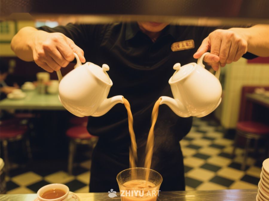 咖啡师双手倾倒咖啡