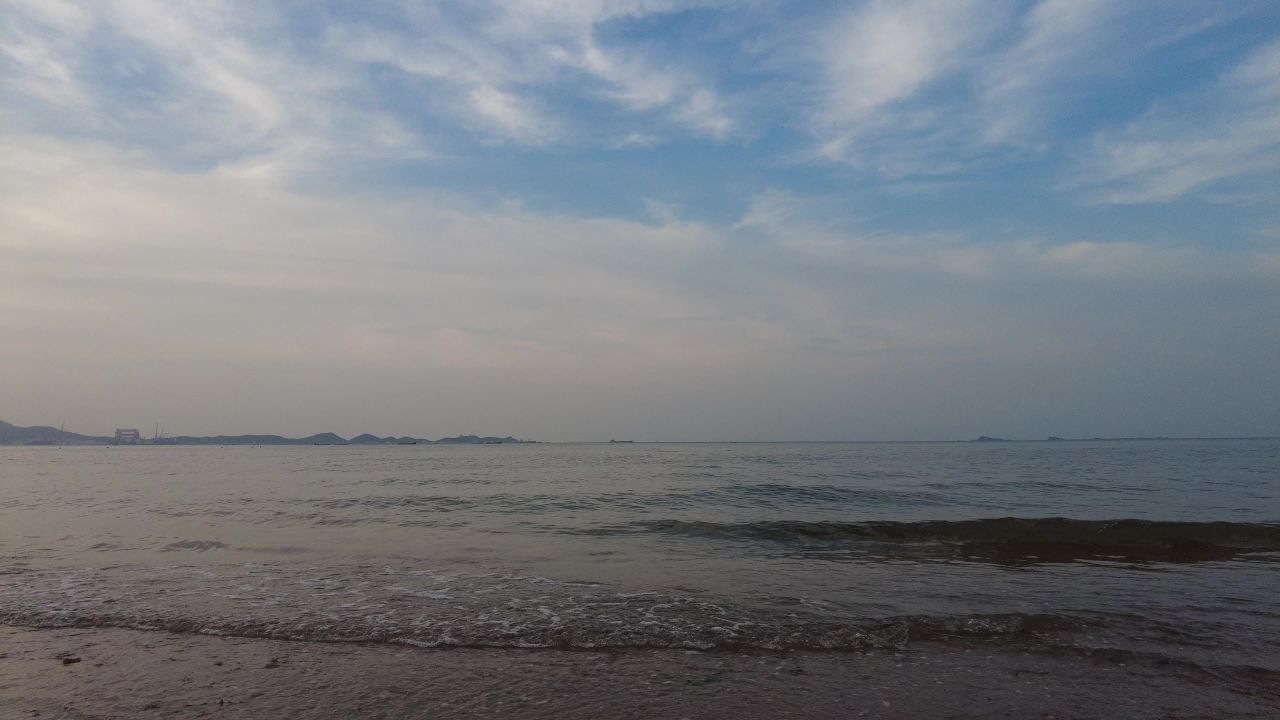 大海海浪沙滩蓝天白云实拍  