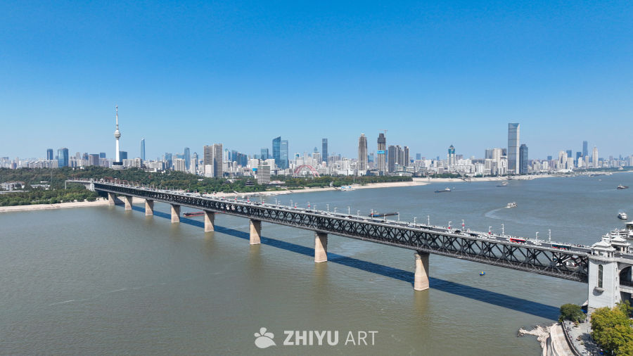 武汉长江大桥与城市天际线