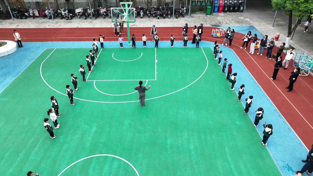 航拍幼儿园家长开放日室外活动 9