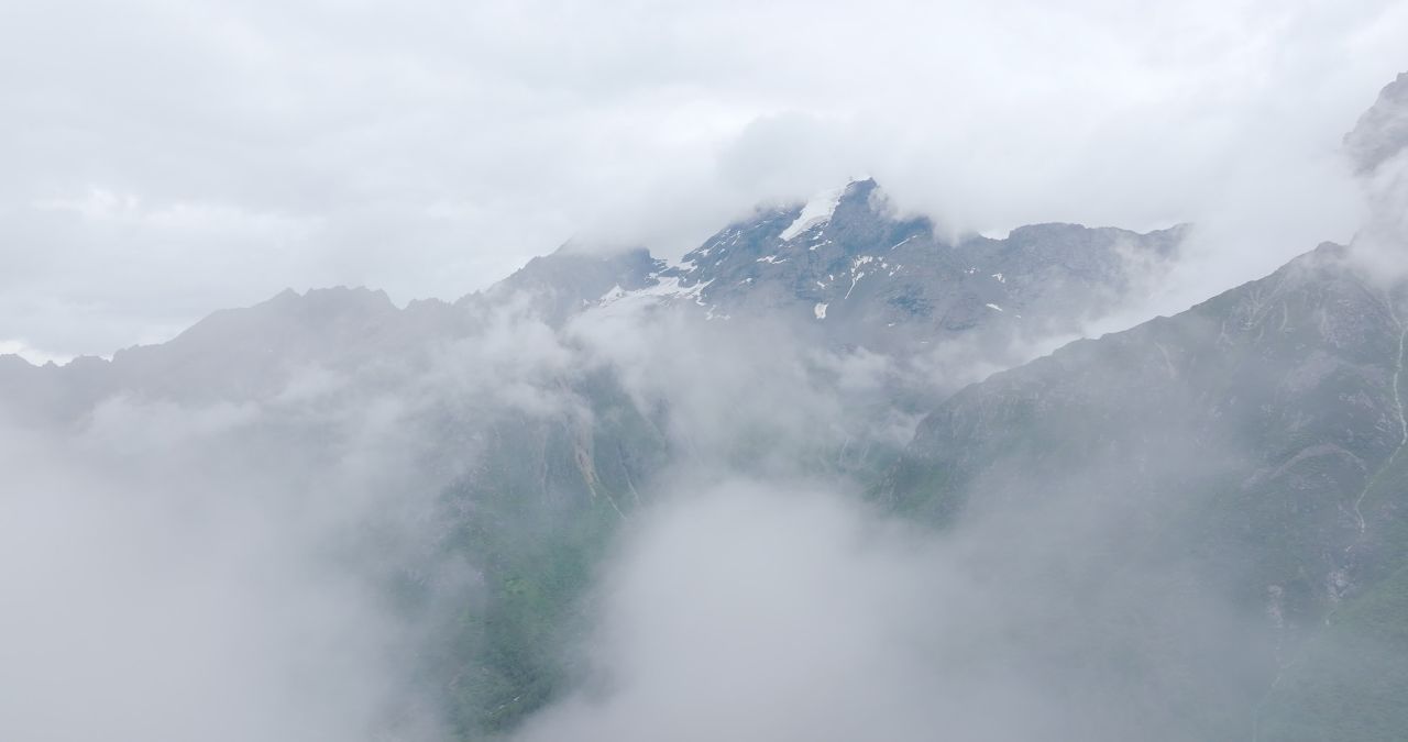 川西山谷云雾雪山自然风光实拍航拍壮观大气视频