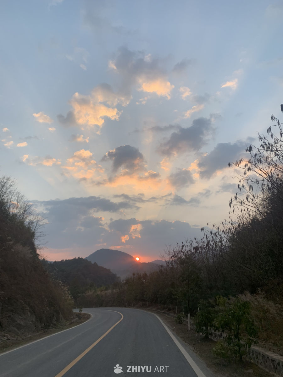 山间夕阳路