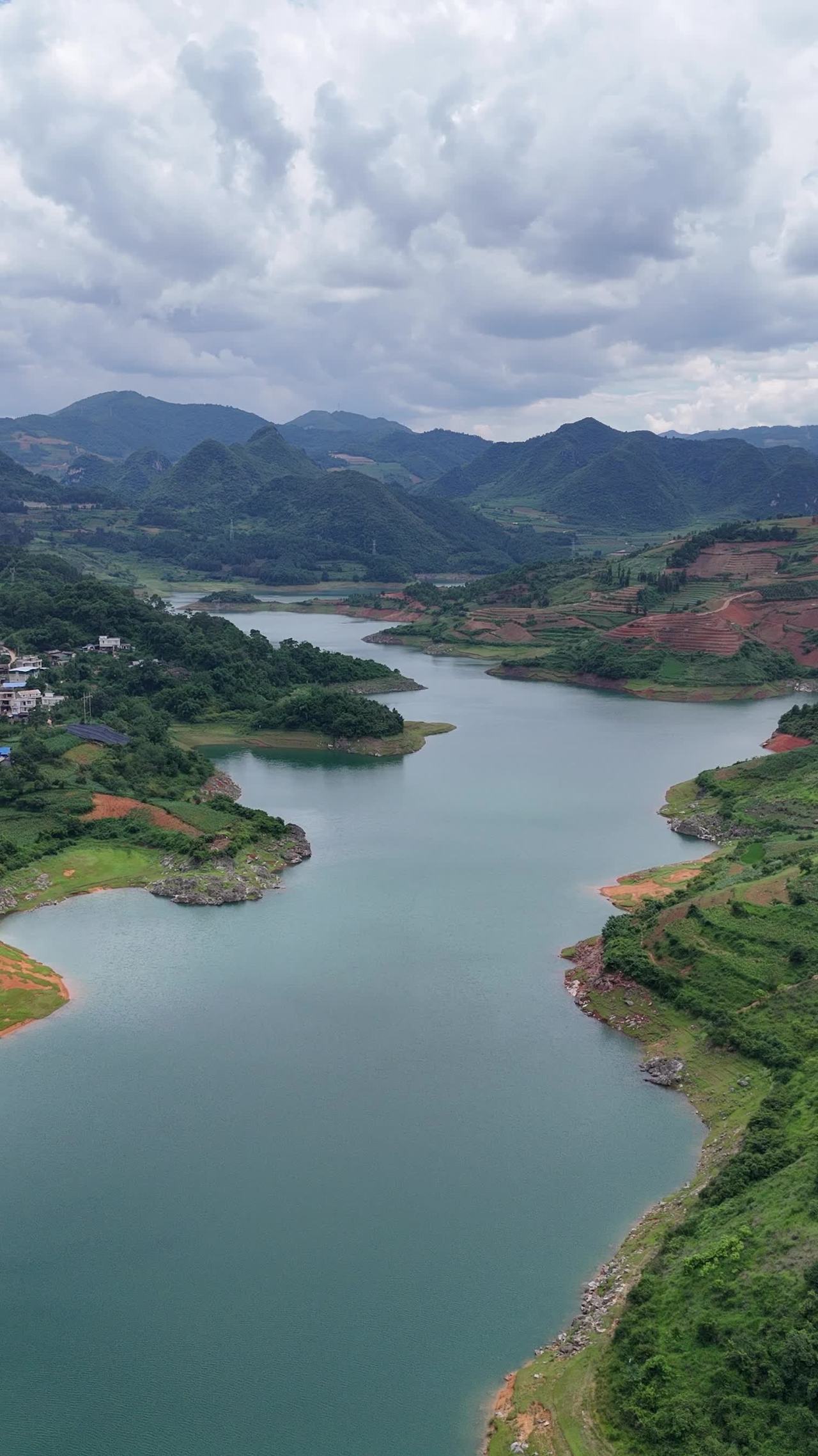 湖畔山景宁静图
